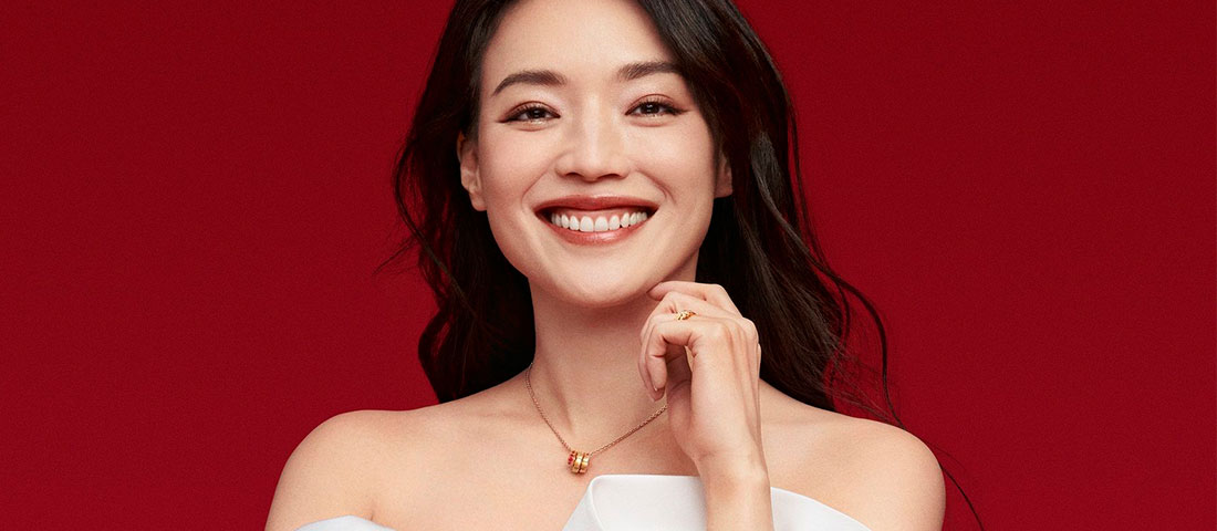 舒淇灿笑示范女神过年穿搭露肩装绝配红色珠宝盒包